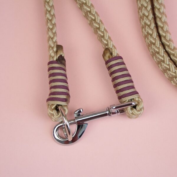 Detail van de clipsluiting en afwerking van het 2-in-1 halstertouw en neckrope in beige met bordeaux