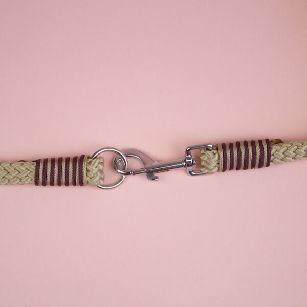 2-in-1 halstertouw en neckrope in beige met bordeaux detail, handgemaakt